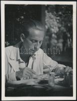 1935 Kinszki Imre (1901-1945) budapesti fotóművész hagyatékából, feliratozott vintage fotó (Dr. Braun Pál), 8,2x6,4 cm
