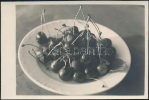 cca 1936 Thöresz Dezső (1902-1963) békéscsabai gyógyszerész és fotóművész hagyatékából, jelzés nélküli   vintage fotó (Cseresznye), 5,7x8,8 cm