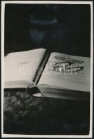 cca 1936 Thöresz Dezső (1902-1963) békéscsabai gyógyszerész és fotóművész hagyatékából, jelzés nélküli   vintage fotó (Könyv és szemüveg), 8,4x5,5 cm