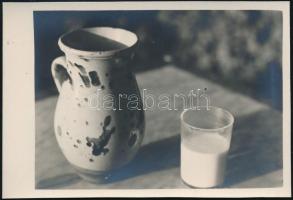 1933 Thöresz Dezső (1902-1963) békéscsabai gyógyszerész és fotóművész hagyatékából  jelzés nélküli vintage fotó (Igyunk tejet), 5,8x8,6 cm