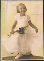 cca 1936 Kézzel színezett műtermi fotók, 2 db vintage fénykép kartonra ragasztva, 23x17 cm