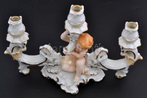 Arpo román porcelán puttós gyertyatartó, kézzel festett, jelzett, kis kopásnyomokkal, 26×19 cm