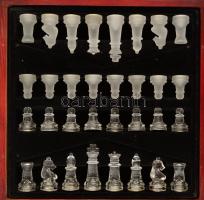 Üveg sakk-készlet, hibátlan üveg figurákkal, üveg sakktáblával fa dobozban, 26×26×6 cm