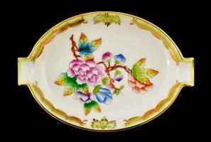 Herendi Viktória mintás hamutálka, kézzel festett, jelzett, apró kopásnyomokkal, 13,5×9 cm