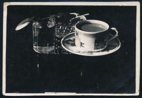 cca 1935 Thöresz Dezső (1902-1963) békéscsabai gyógyszerész és fotóművész hagyatékából  jelzés nélküli vintage fotó (Csendélet), sarkán törésvonal, 5,5x8,2 cm
