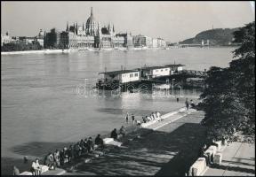cca 1950 Budapest, az Országház kupoláján állványzatot építenek, hogy feltegyék a vörös csillagot, a Duna felé régen két lépcsősor vezetett le közvetlenül a partra, 20,5x30 cm