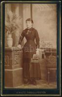 cca 1880 Fiatal asszony könyvvvel, műtermi fotó Wietz pöstyéni műterméből, vizitkártya