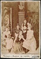 cca 1900 Emlékül a budapesti víg napokra. Tamásovich... feliratozott fénykép 5 nő, szép enteriörben. 16x23 cm