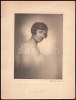 Székely Aladár (1870-1940) Azonosítatlan nő portréja. Aláírt, vignettával, jelzett. 18x24 cm, kartonon.