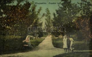 1913 Kisújszállás, Erzsébet liget, park. Kiadja Witz Márton 830. + KOLOZSVÁR - BUDAPEST B 298. SZ. vasúti mozgóposta bélyegző (EK)