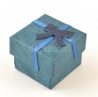 Ezüst (Ag.) gyűrű szintetikus kővel, méret: 56, jelzett, karton dobozkában, bruttó: 6,3 g