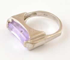 Ezüst(Ag) gyűrű, lila kővel, jelzett, méret: 51, bruttó: 5 g