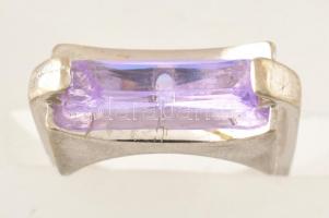 Ezüst(Ag) gyűrű, lila kővel, jelzett, méret: 51, bruttó: 5 g