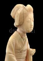 XIX. sz. vége: Japán, faragott elefántcsont női figura, sérülésekkel, hiányokkal. 14 cm