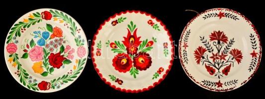 Gránit népi tányérok (3 db), kézzel festett, jelzett ( 2db), apró máz hibákkal, d: 22,5 cm(3×)