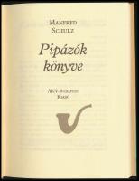 Manfred Schulz: Pipázók könyve. Ford.: Szabó László Zsolt. Bp.,1991,ÁKV. Kiadói kartonált papírkötés