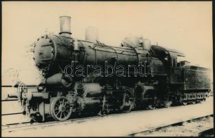 3 db régi mozdonyokat ábrázoló fotó, 9×11 és 11×17 cm közötti méretekben