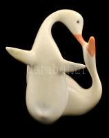 Hollóházi porcelán libák, kézzel festett, jelzett, kis hibával, m: 10 cm