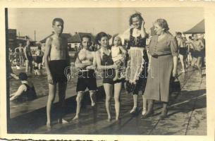 ~1930 Veresegyház, strand, fürdőzők. photo