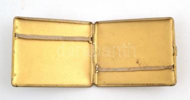 Ornamentikus mintával díszített fém cigarettatárca, 9,5×8 cm