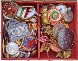 Kis doboznyi vegyes külföldi és magyar jelvény és kitüntetés tétel valamint egyenruha gombok T:vegyes