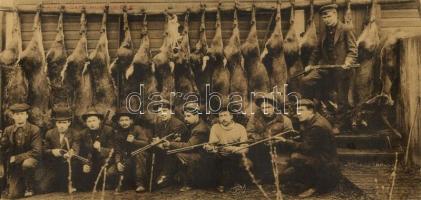 A Few Days Hunt in B. C., hunters, group photo (15,8 cm x 7,7 cm) (EK)