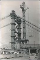 1961-1964 Erzsébet-híd újjáépítéséről készült fotó, P50-es Trabanttal (CF-es rendszám) és villamossal, 24 x 16.5 cm