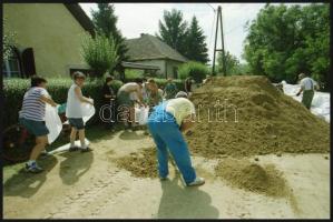 2002 Augusztusi kismarosi árvízről készült negatívok, 3 szalagon összesen 18 fotó, 2,4x3,5 cm