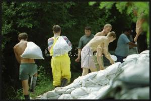 2002 Augusztusi kismarosi árvízről készült negatívok, 3 szalagon összesen 18 fotó, 2,4x3,5 cm