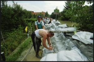 2002 Augusztusi kismarosi árvízről készült negatívok, 3 szalagon összesen 18 fotó, 2,4x3,5 cm