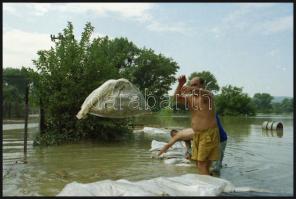 2002 Augusztusi kismarosi árvízről készült negatívok, 3 szalagon összesen 18 fotó, 2,4x3,5 cm