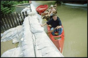 2002 Augusztusi kismarosi árvízről készült negatívok, 3 szalagon összesen 18 fotó, 2,4x3,5 cm