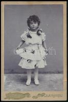 cca. 1900 Kislány díszes ruhában, keményhátú portréfotó,Hódmezővásárhely, Plohn J. műterméből, 16.5x11 cm