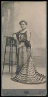 cca 1900 Díszes ruhába öltözött hölgy portréja, keményhátú fotó, Fiume - Abbazia, E. Felussich műterméből, 20.5 x 10 cm