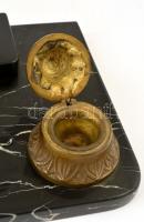 Asztali vaddisznós tintatartó szett, márvány talapzat, több helyen levált, bronz, tapper hiányos, 41...