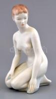 Aquincumi porcelán ülő akt, kézzel festett, jelzett, hibátlan, m: 21 cm