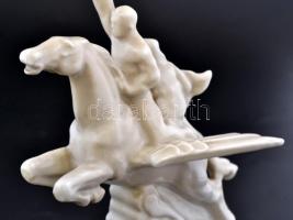 Cshollima (Észak Korea). Fehér mázas, jelzés nélkül, apró kopásnyomokkal, m: 22,5 cm