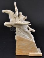 Cshollima (Észak Korea). Fehér mázas, jelzés nélkül, apró kopásnyomokkal, m: 22,5 cm