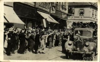 1940 Nagyvárad, Oradea; bevonulás, éljenző tömeg / entry of the Hungarian troops, cheering crowd (gyűrődés / crease)