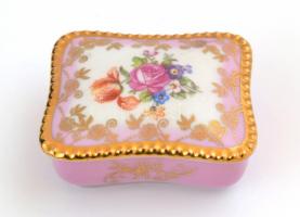 Martinroda porcelán virágmintás, aranyozott ékszerdoboz, matricás, jelzett, kis kopásnyomokkal, 6×7×2,5 cm