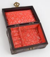 Kínai ékszertartó fa doboz, réz rátétetekkel, faragott jáde? berakással, 17×11 cm, m: 8 cm