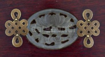 Kínai ékszertartó fa doboz, réz rátétetekkel, faragott jáde? berakással, 17×11 cm, m: 8 cm