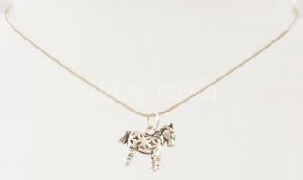 Ezüst(Ag) kígyó nyaklánc, lovacskás függővel, jelzett, h: 40 cm, 1,6×1,6 cm, nettó: 5,5 g