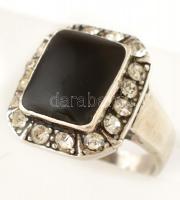 Ezüst(Ag) fekete köves gyűrű, jelzett, méret: 53, bruttó: 5,6 g