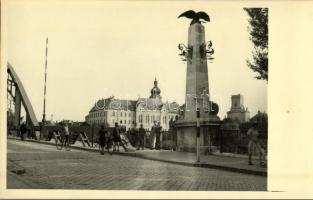 Győr, híd "Gyalogosok balra!" táblával, kerékpáros hölgyek. photo