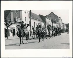 cca 1940 Lovas katonák bevonulása, modern előhívás, 20×25 cm