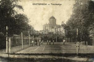 1910 Esztergom, Teniszpálya, teniszezők, sport, háttérben a Bazilika. W. L. Bp. 3569. Párisi Áruház kiadása (kopott sarkak és szélek / worn corners and edges)
