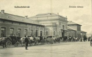 1906 Székesfehérvár, vasútállomás külseje, lovashintók