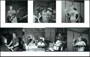 cca 1970 Az Omega együttes tagjai a stúdióban lemezfelvétel közben 7 db fotó 16x10,5 cm