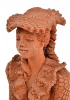 Illár Erzsébet (1940- ): Lány. Égetett agyag, jelzett, jó állapotban, m: 39 cm